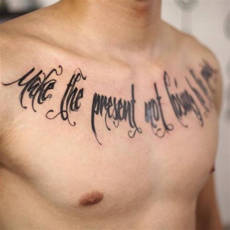 tatuajes de letras en el pecho